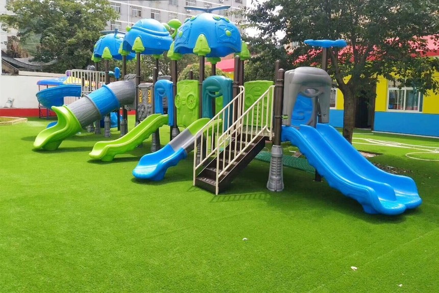 人工草坪是否适合幼儿园免费使用？(图1)